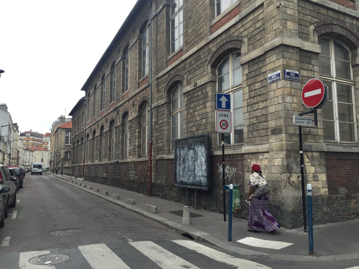 Et là j'aperçois l'école de dos, je reconnais aussitôt le bâtiment usé par le temps, robuste, des photos de la cave https://t.co/xMD7qB835d